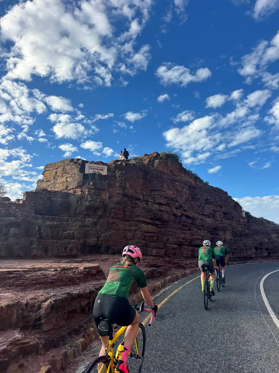 Велосипедисты на панорамной дороге Chapman’s Peak над Атлантическим океаном