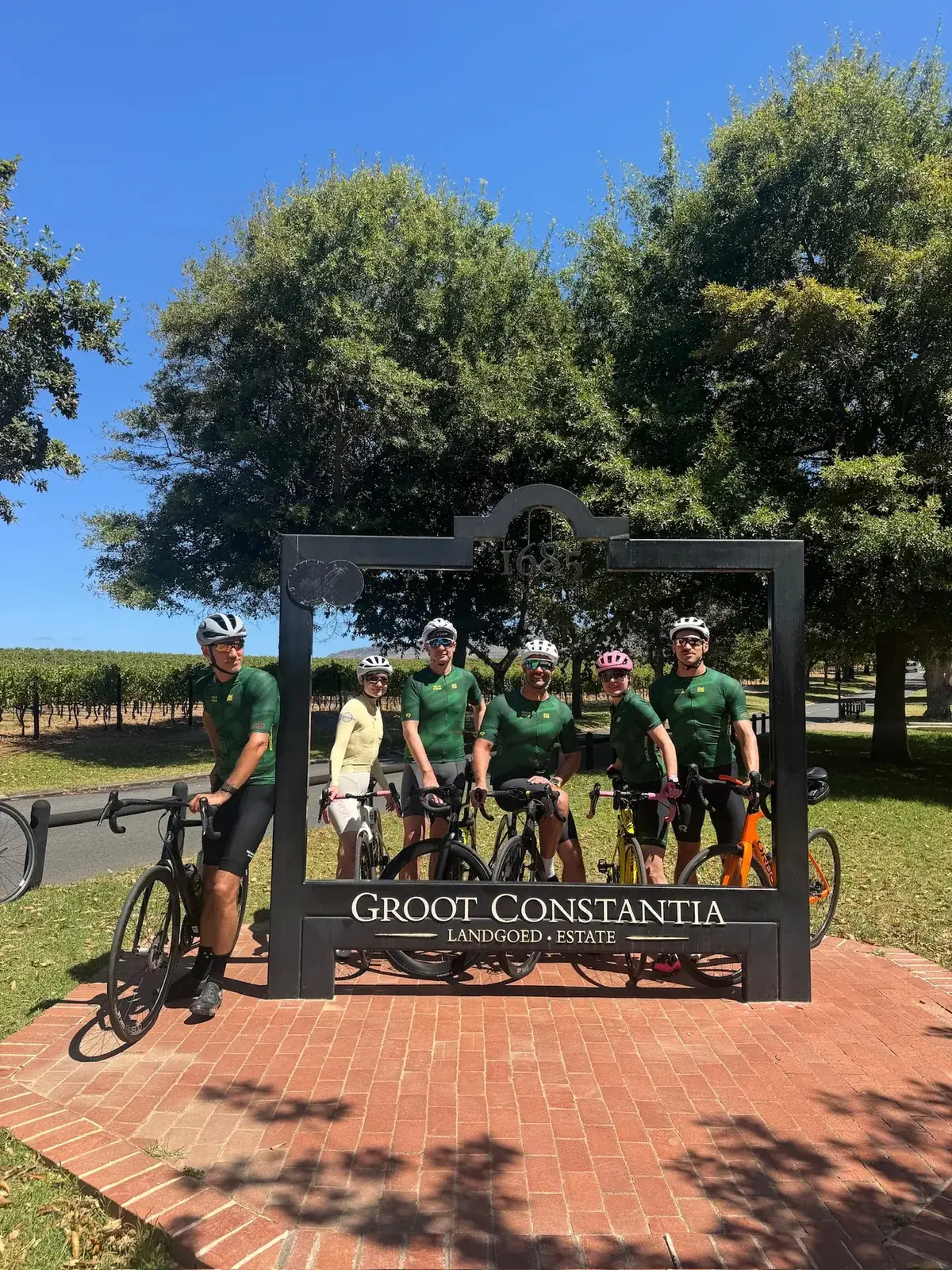 Команда Rock the Cycle на винодельне Groot Constantia